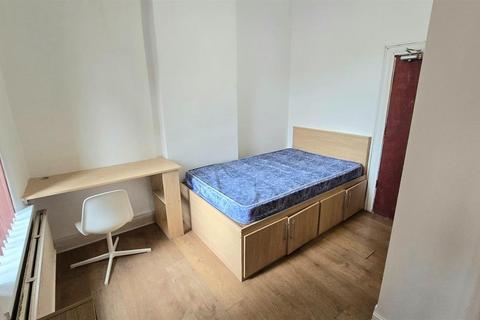 8 bedroom house to rent, Park Range, Manchester M14