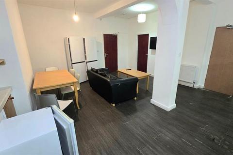 8 bedroom house to rent, Park Range, Manchester M14
