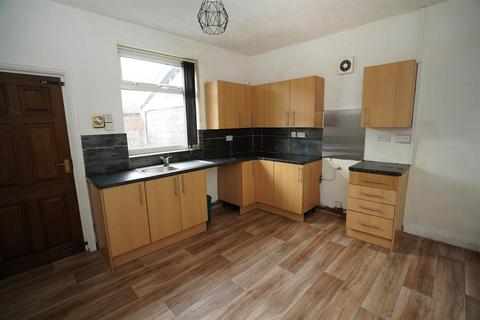 3 bedroom end of terrace house to rent, Peabody Street, Bolton
