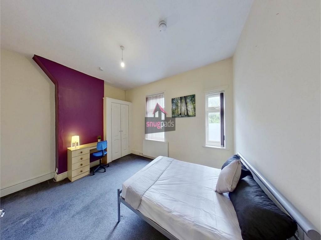 Bright, simply furnished double bedroom with a ...