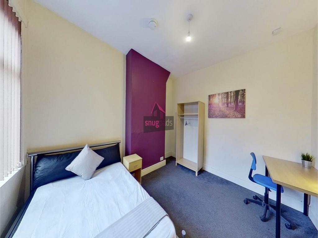 Bright, tidy bedroom with a comfortable single ...