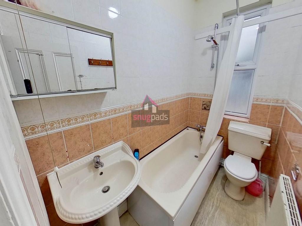 Compact, well-maintained bathroom featuring a b...