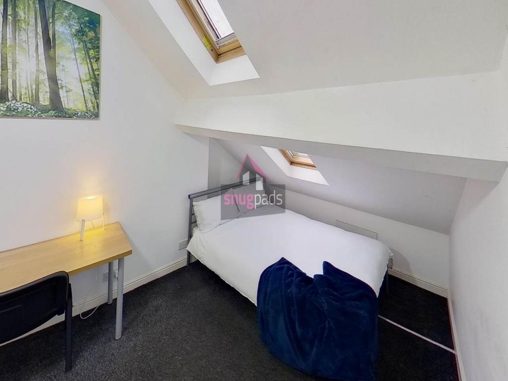 Bright attic single bedroom with a comfortable ...