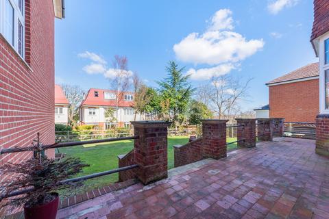 2 bedroom apartment to rent, Augustus Road, SW19