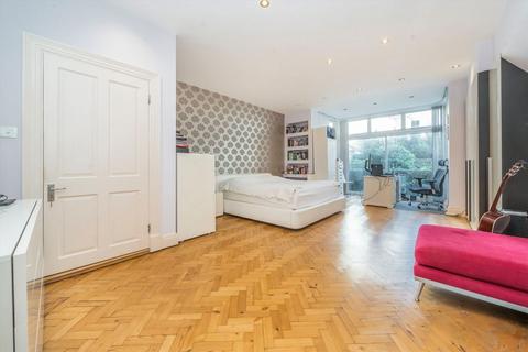 3 bedroom flat to rent, Belsize Park Gardens, London NW3