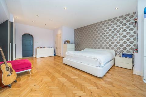 3 bedroom flat to rent, Belsize Park Gardens, London NW3
