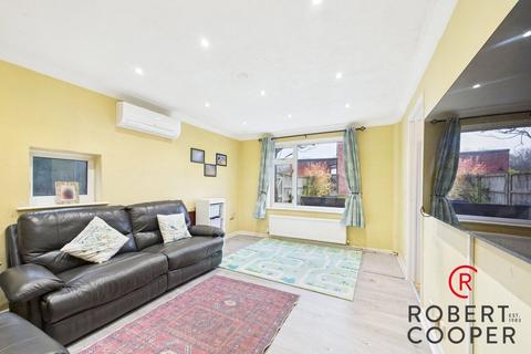 2 bedroom end of terrace house for sale, Lyneham Walk, Pinner, HA5