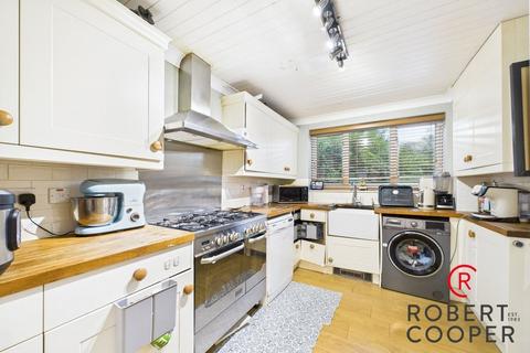 2 bedroom end of terrace house for sale, Lyneham Walk, Pinner, HA5