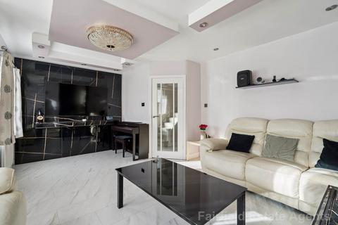 undefined, Carpenders Avenue, Carpenders Park