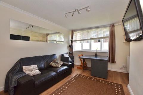4 bedroom flat to rent, Dowdeswell Close, London, SW15