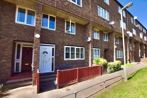 4 bedroom flat to rent, Dowdeswell Close, London, SW15