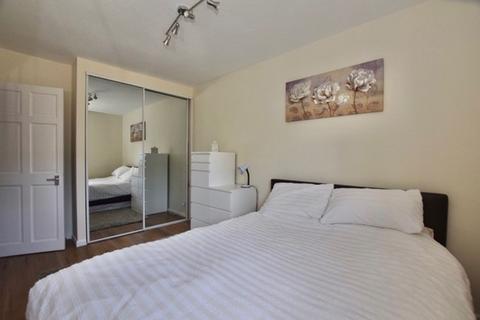 4 bedroom flat to rent, Dowdeswell Close, London, SW15