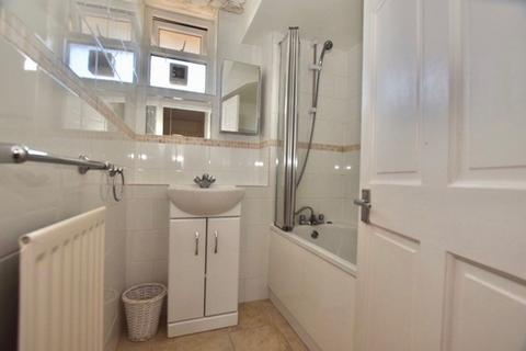 4 bedroom flat to rent, Dowdeswell Close, London, SW15