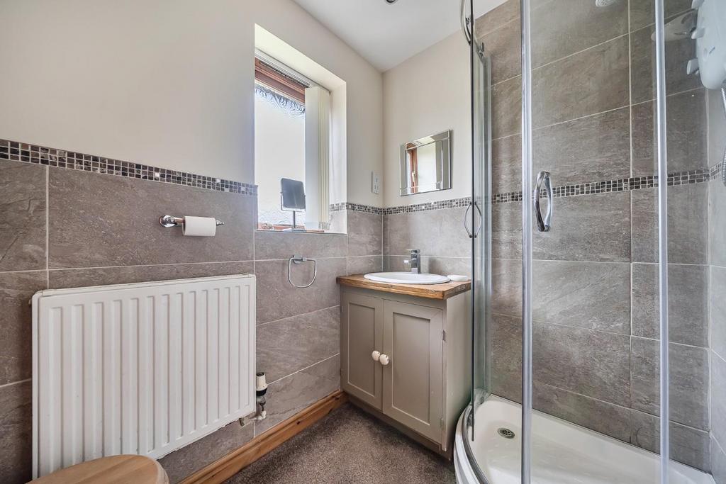 Bed 2 ensuite.jpg