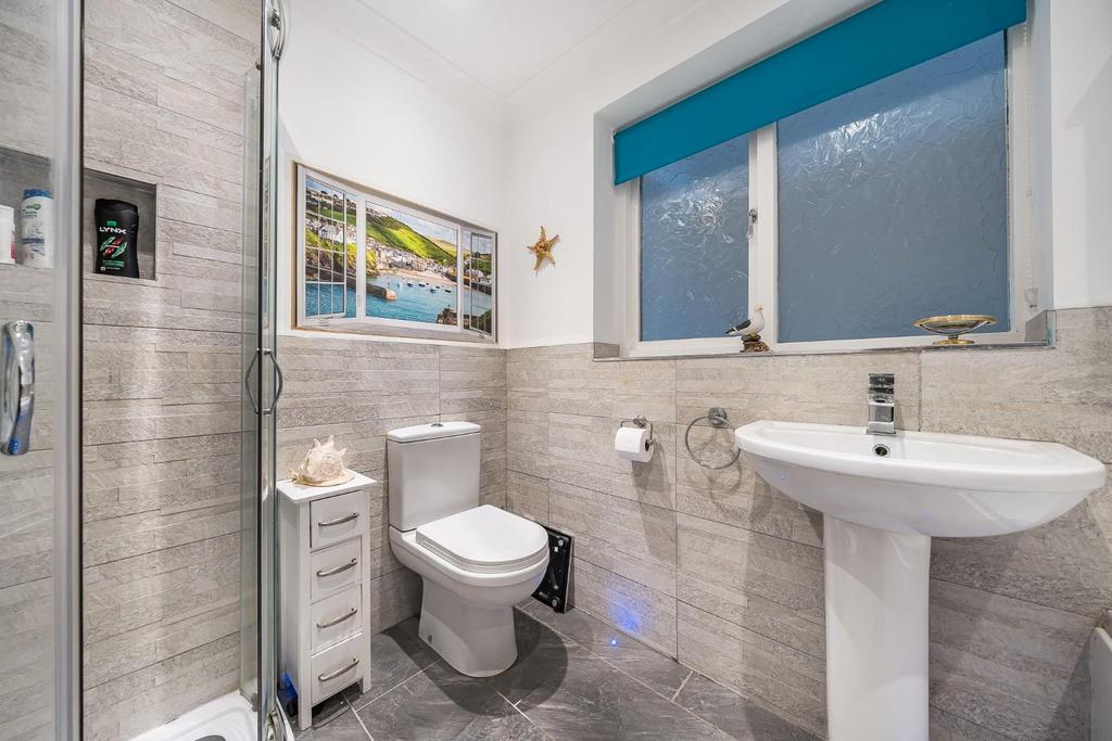 Bathroom corner.jpg