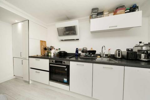 3 bedroom flat to rent, Fairhazel Gardens, London NW6
