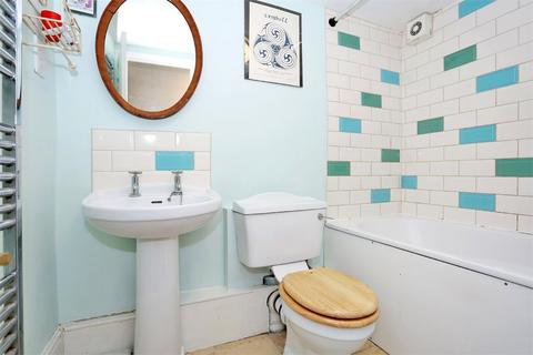 2 bedroom flat to rent, Raynham Road, Hammersmith W6