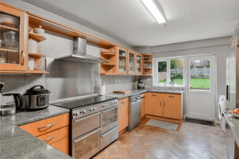 5 bedroom detached house to rent, Ruden Way Epsom KT17