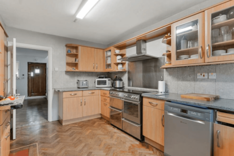 5 bedroom detached house to rent, Ruden Way Epsom KT17