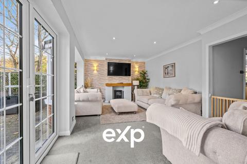 4 bedroom detached house for sale, Shaftesbury Crescent, Staines-upon-thames TW18