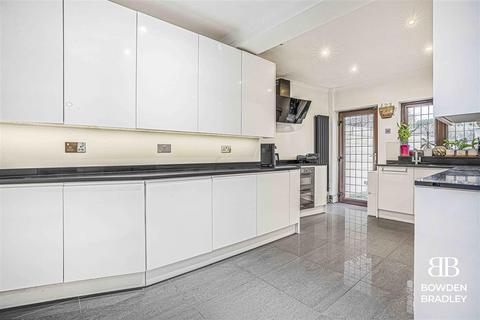 4 bedroom semi-detached house for sale, Peregrine Road, Hainault