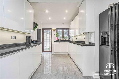 4 bedroom semi-detached house for sale, Peregrine Road, Hainault