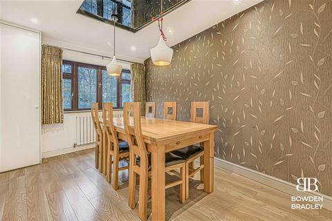 4 bedroom house for sale, Peregrine Road, Ilford, IG6