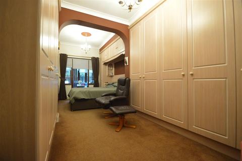 2 bedroom bungalow for sale, Peaketon Avenue, Ilford