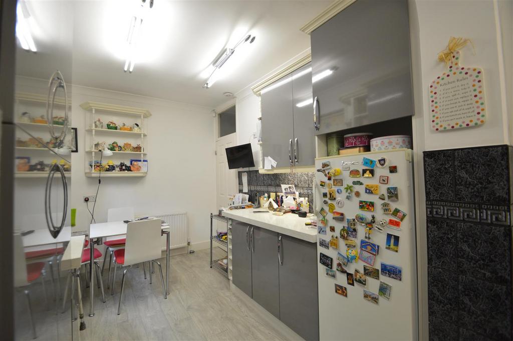 Kitchen 2.JPG