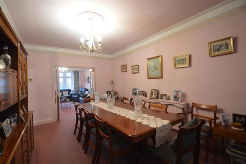 2 bedroom bungalow for sale, Peaketon Avenue, Ilford