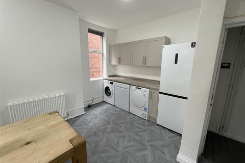 5 bedroom terraced house to rent, St Michaels Terrace, Headingley, Leeds, LS6 3BQ