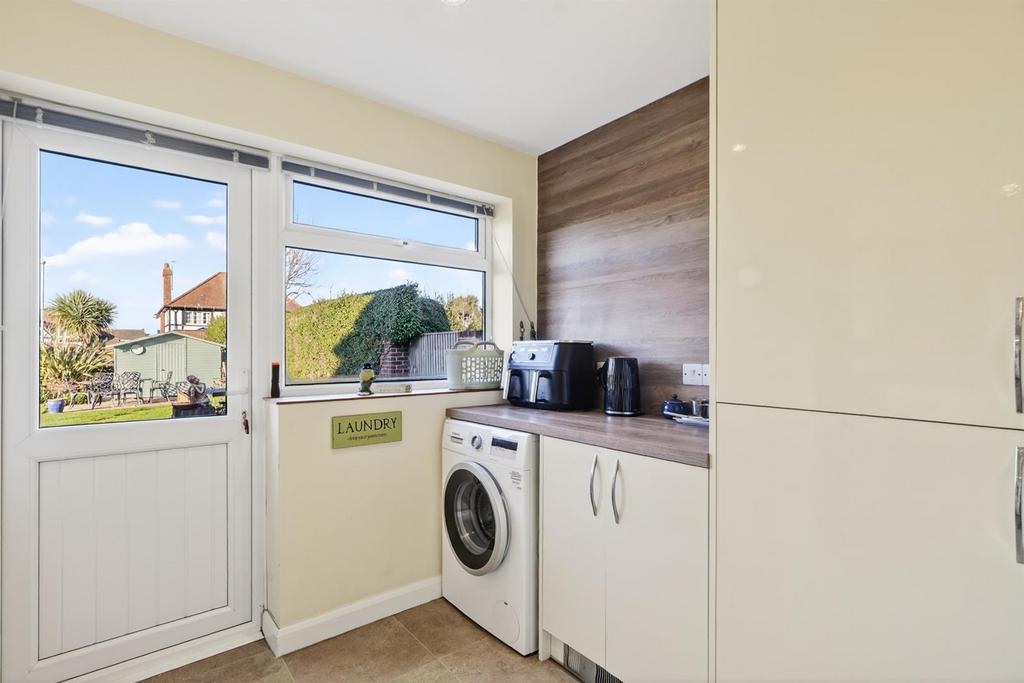 32 Harsfold Road Final-22.jpg