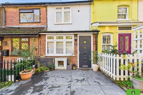 2 bedroom terraced house to rent, Woodlands Road, Romford RM3