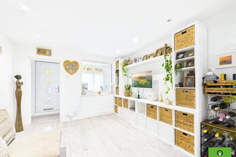 2 bedroom terraced house to rent, Woodlands Road, Romford RM3
