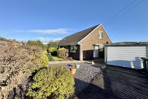 St. Peters Crescent, Kirkheaton, Huddersfield, HD5 0EY
