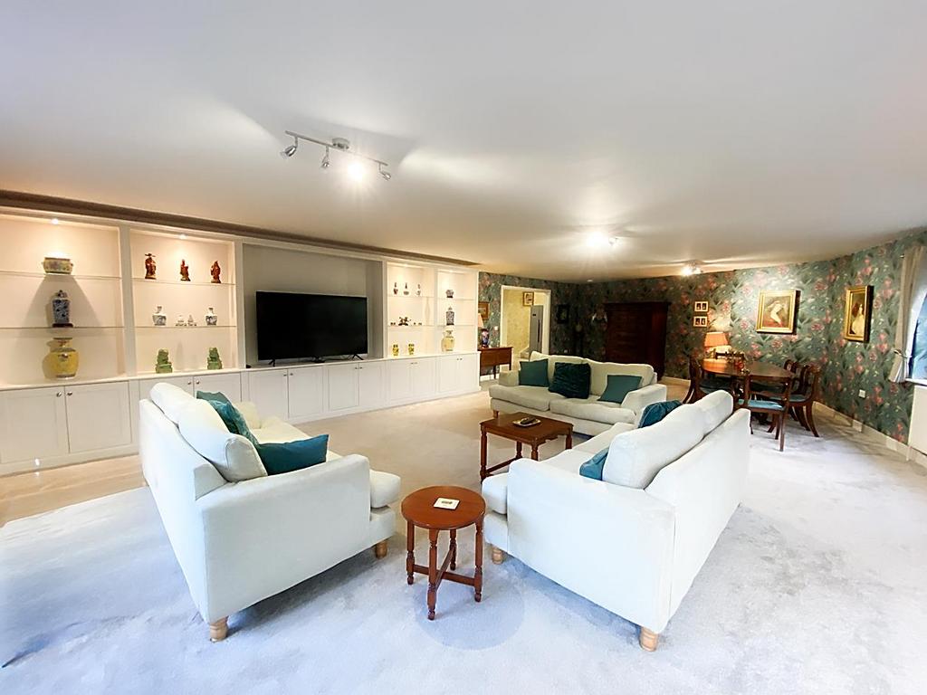 Lounge/ Dining Room