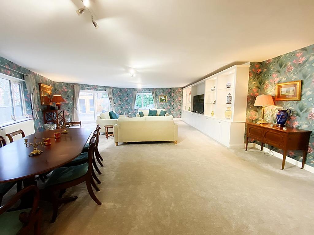 Lounge/ Dining Room