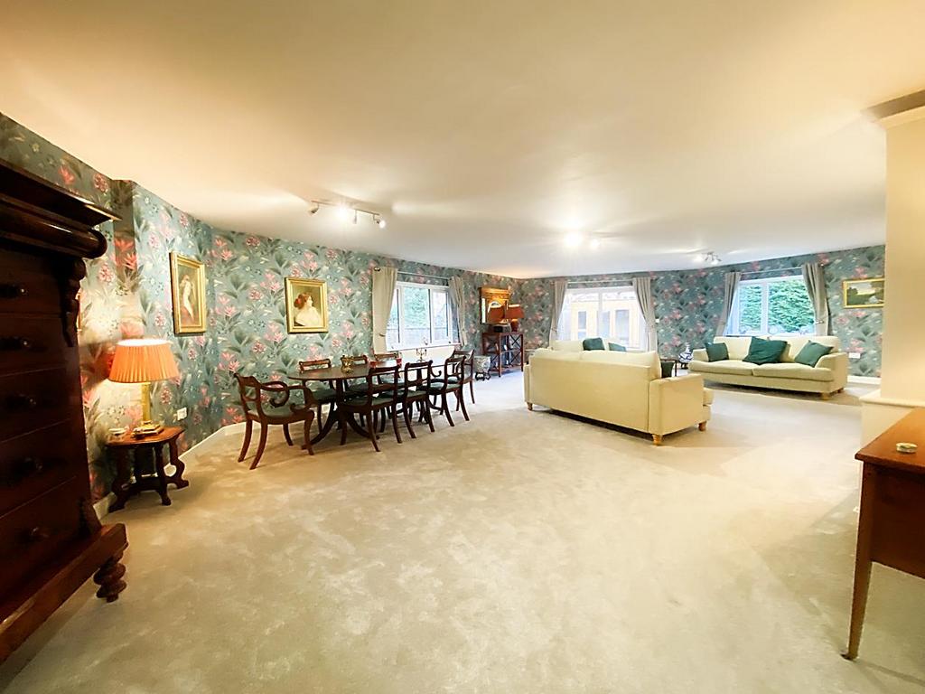 Lounge/ Dining Room