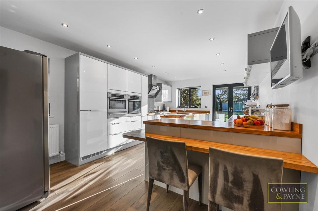 Kitchen with breakfast bar