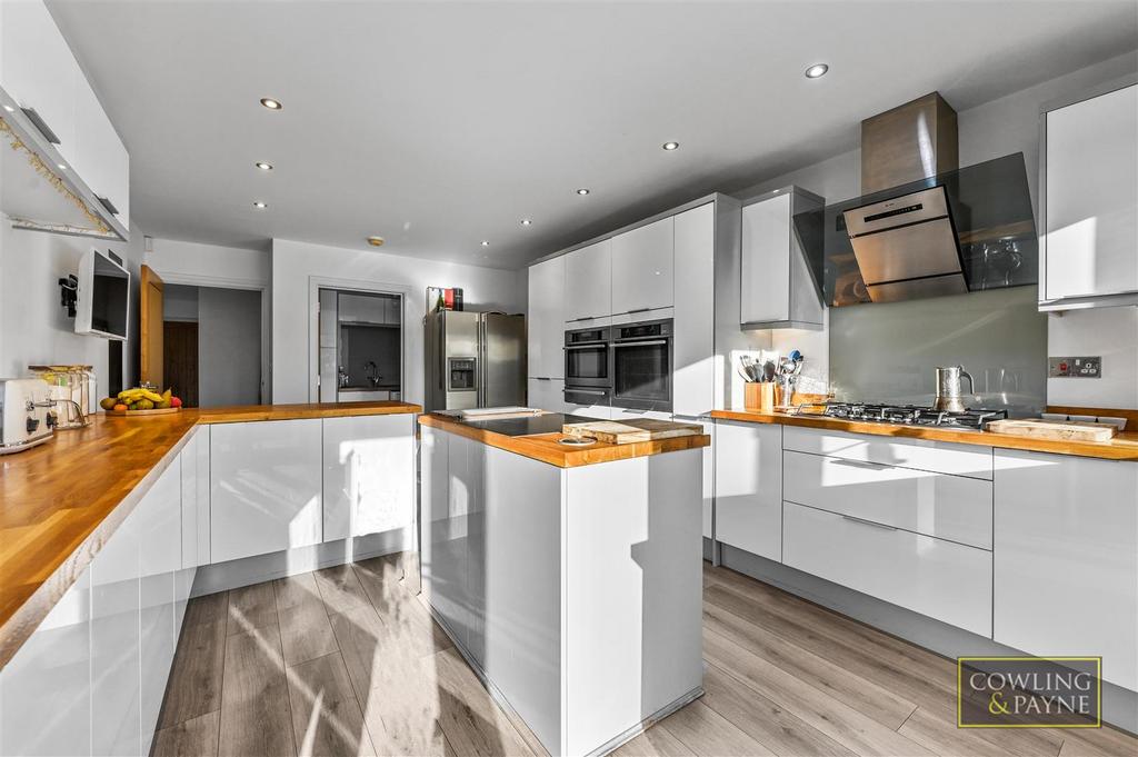 Kitchen with breakfast bar