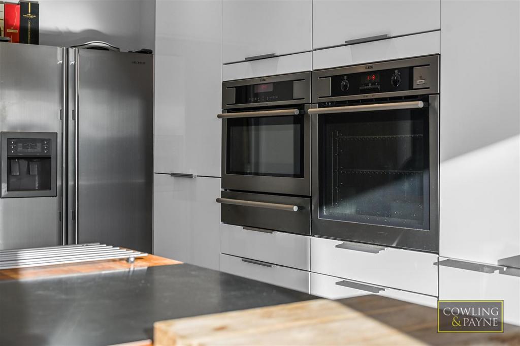 Kitchen with breakfast bar