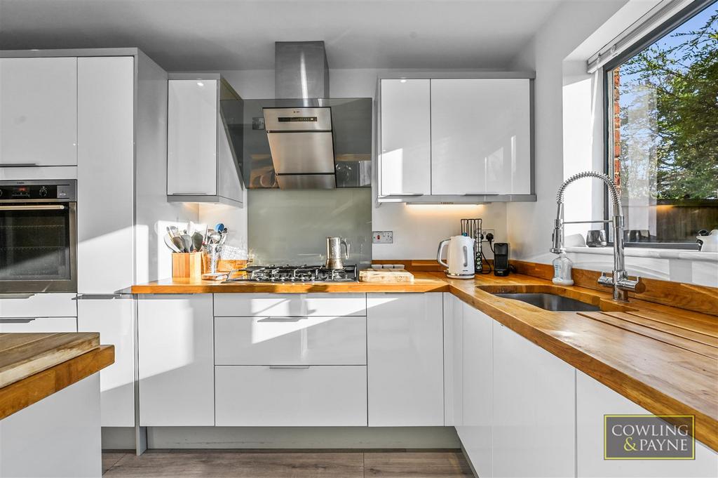 Kitchen with breakfast bar
