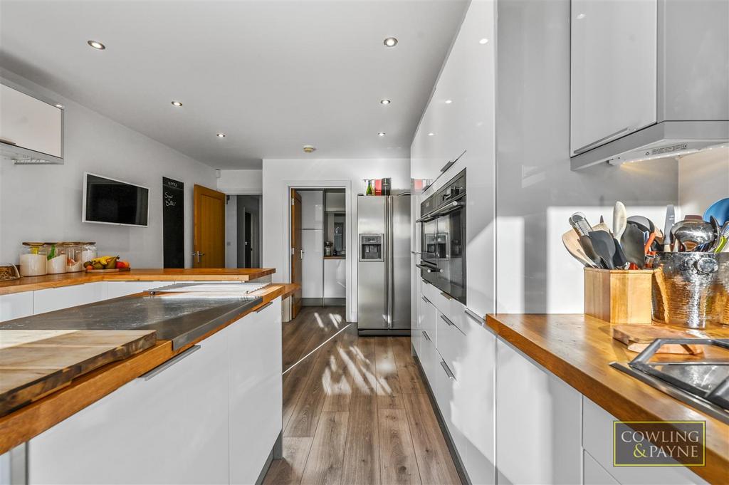 Kitchen with breakfast bar