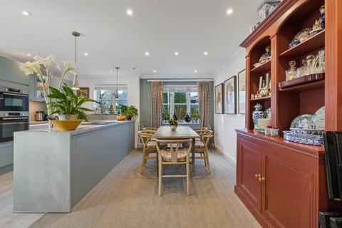 2 bedroom flat for sale, High Street, Haslemere, Surrey