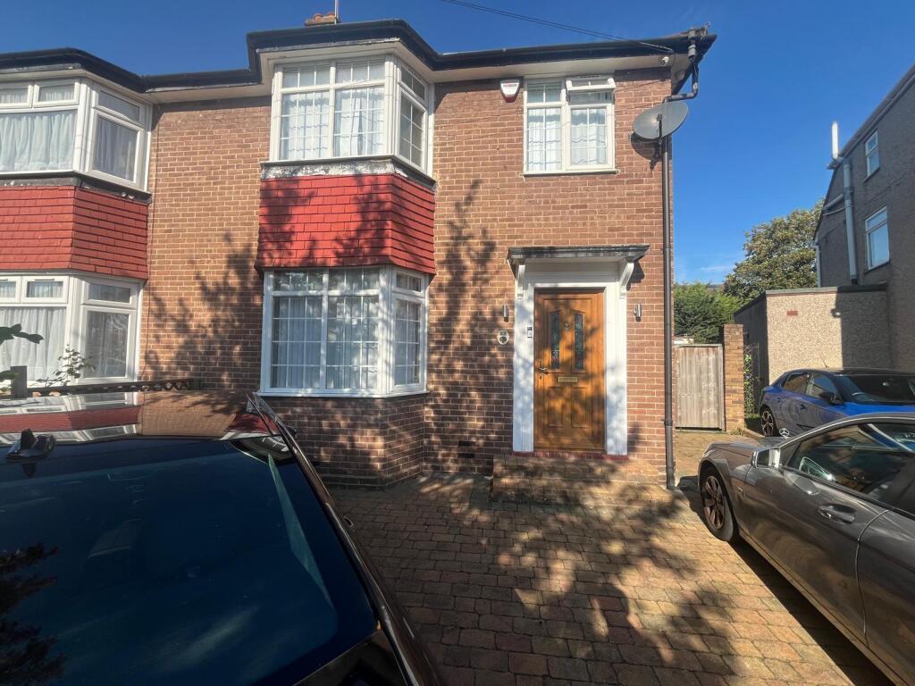 4 bed semi-detached house to rent Rectory Gardens