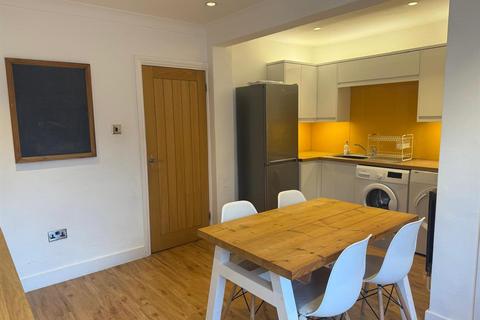 3 bedroom terraced house to rent, Orchards Drive, Wigston
