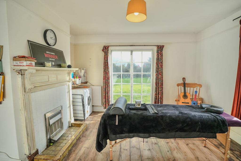 Dining Room/Bedroom 4