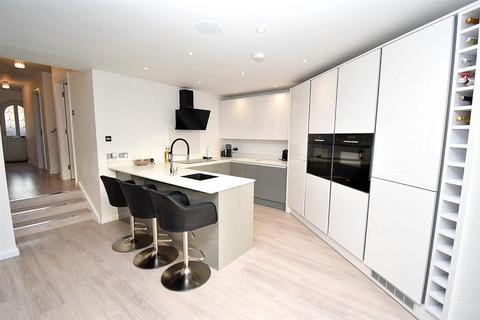 4 bedroom chalet for sale, Victor Gardens, Hornchurch