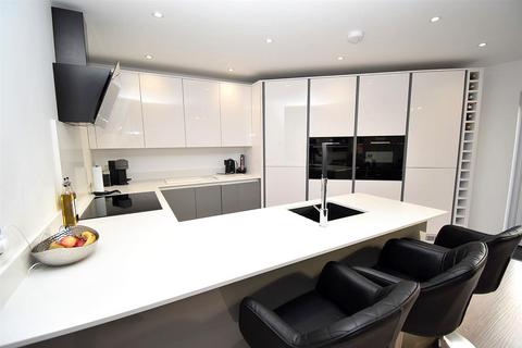 4 bedroom chalet for sale, Victor Gardens, Hornchurch