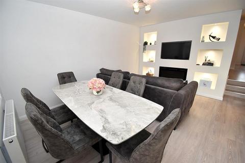 4 bedroom chalet for sale, Victor Gardens, Hornchurch